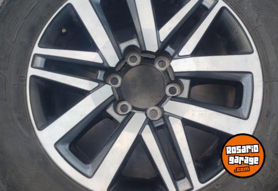 Accesorios para Autos - 4 Llantas 18" Toyota Hilux Sw4 IMPECABLES $1.000.000. NO BAJO PRECIO - En Venta