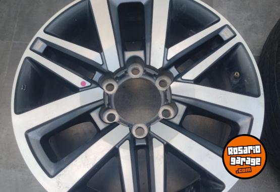 Accesorios para Autos - 4 Llantas 18" Toyota Hilux Sw4 IMPECABLES $1.000.000. NO BAJO PRECIO - En Venta