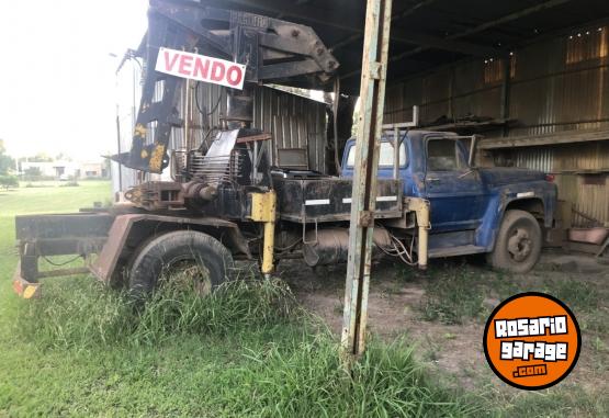 Camiones y Gras - FORD 700 CON GRUA - En Venta