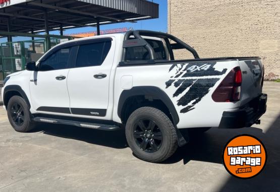 Camionetas - Toyota Hilux SRV 2018 Diesel 140000Km - En Venta