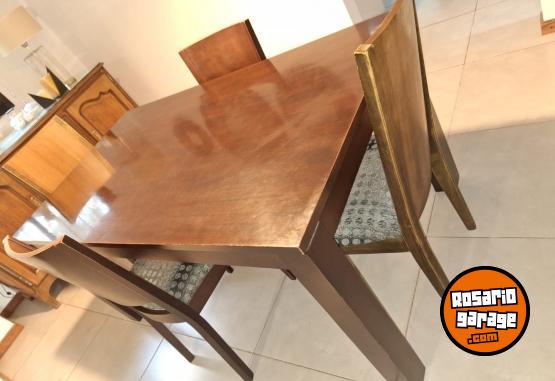 Hogar - Mesa de wengue macizo con cuatro sillas - En Venta