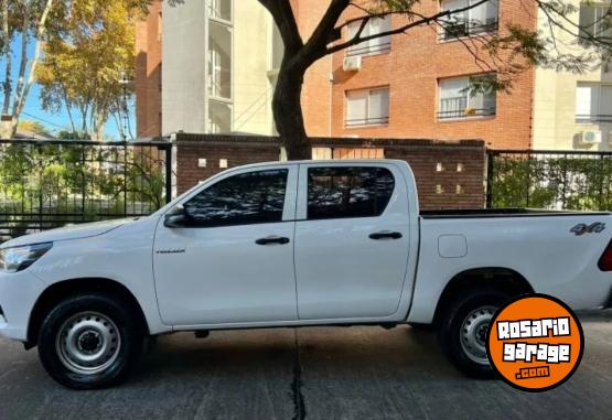 Camionetas - Volkswagen Hilux 1ra mano permuto 2017 Diesel 190000Km - En Venta