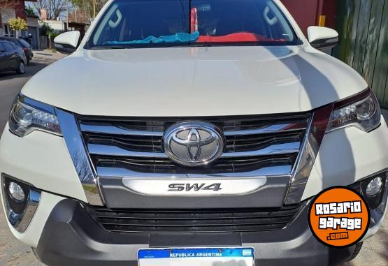 Camionetas - Toyota Hilux SW4 SRX 2017 Diesel 73000Km - En Venta