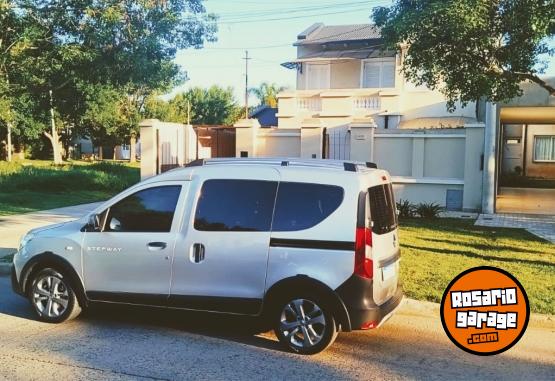 Utilitarios - Renault Kangoo Stepway 2023 Nafta 23000Km - En Venta