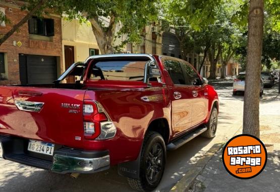 Camionetas - Toyota Hilux SRV 2023 Diesel 30000Km - En Venta