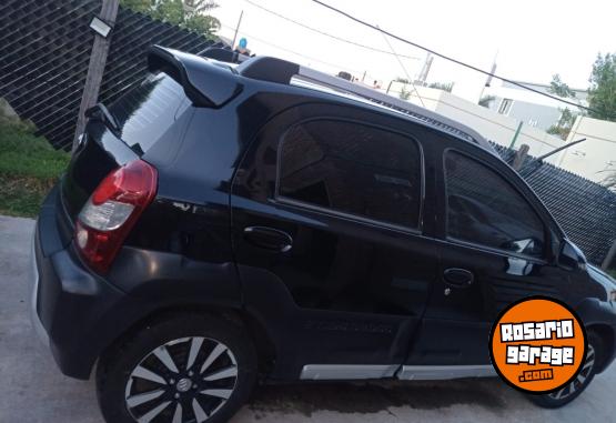 Autos - Toyota Etios Cross 2014 Nafta 140000Km - En Venta