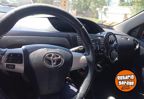 Autos - Toyota Etios Cross 2014 Nafta 140000Km - En Venta