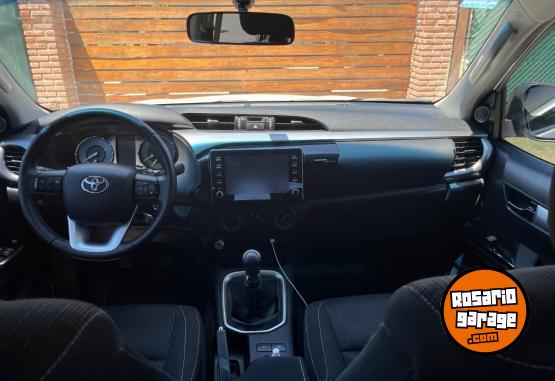 Camionetas - Toyota Hilux SR 2023 Diesel 55000Km - En Venta