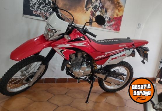 Motos - Honda Tornado 250 2023 Nafta 2000Km - En Venta