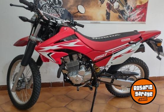 Motos - Honda Tornado 250 2023 Nafta 2000Km - En Venta