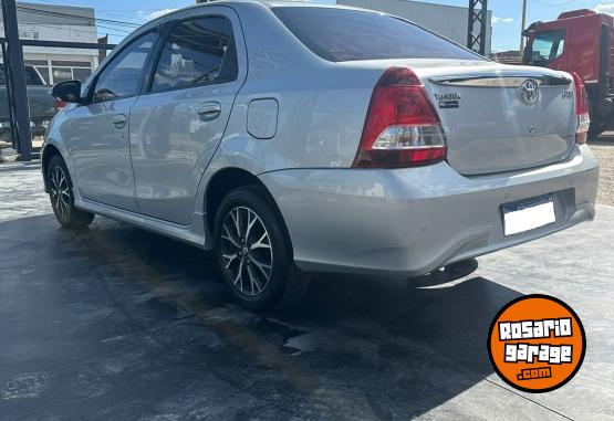 Autos - Toyota Etios 4p 2017 Nafta 98000Km - En Venta