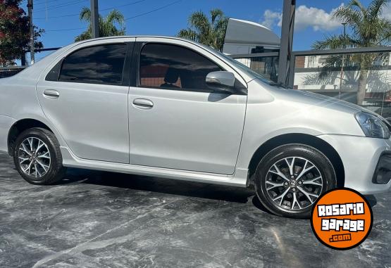 Autos - Toyota Etios 4p 2017 Nafta 98000Km - En Venta