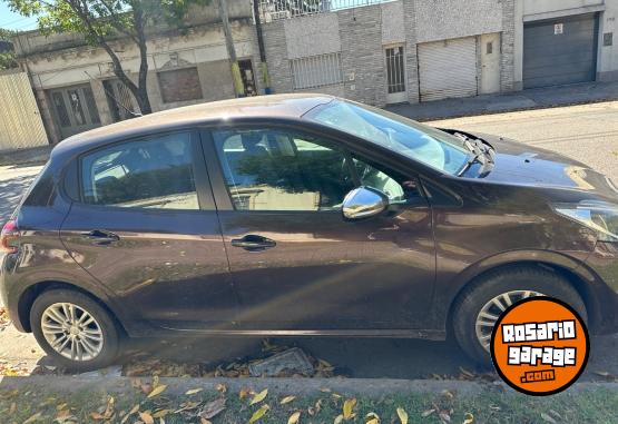 Autos - Peugeot 208 2017 Nafta 57200Km - En Venta