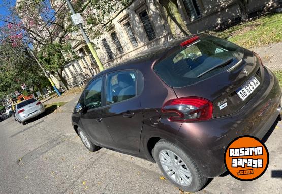 Autos - Peugeot 208 2017 Nafta 57200Km - En Venta