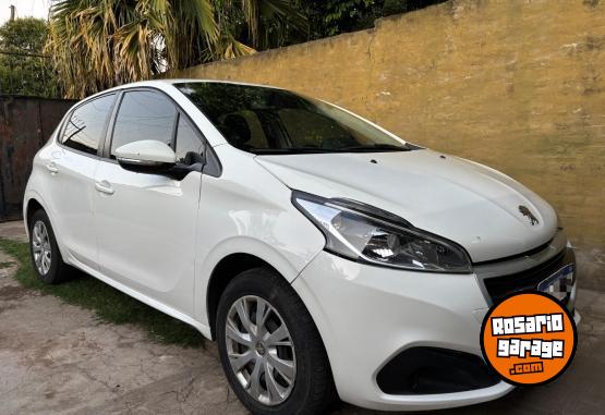 Autos - Peugeot 208 2017 Nafta 94400Km - En Venta