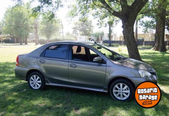 Autos - Toyota Etios XLS AT Sedan 5 puer 2017 Nafta 100000Km - En Venta