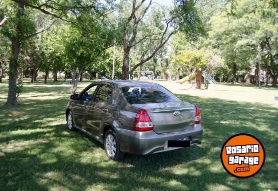 Autos - Toyota Etios XLS AT Sedan 5 puer 2017 Nafta 100000Km - En Venta