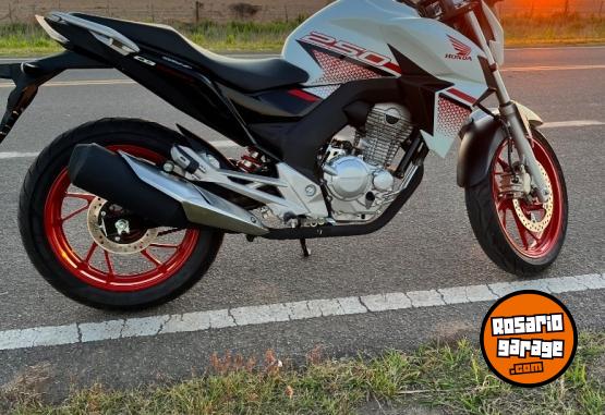 Motos - Honda Twister 2023 Nafta 1500Km - En Venta