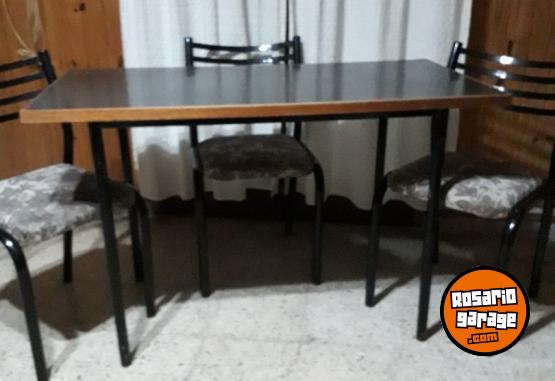 Hogar - MESA Y TRES SILLAS DE COCINA - En Venta