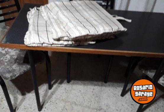 Hogar - MESA Y TRES SILLAS DE COCINA - En Venta