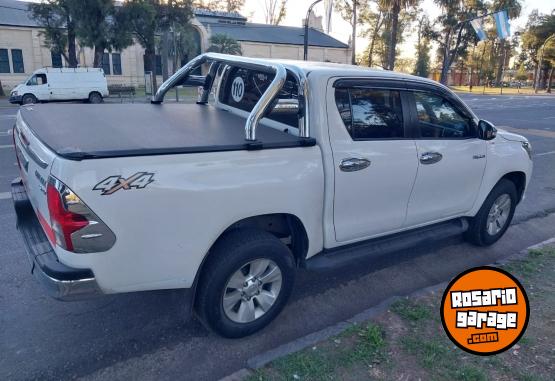 Camionetas - Toyota HILUX SRV 2017 Diesel 122000Km - En Venta