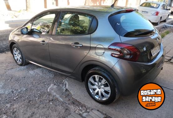 Autos - Peugeot 208 2016 Nafta 142000Km - En Venta