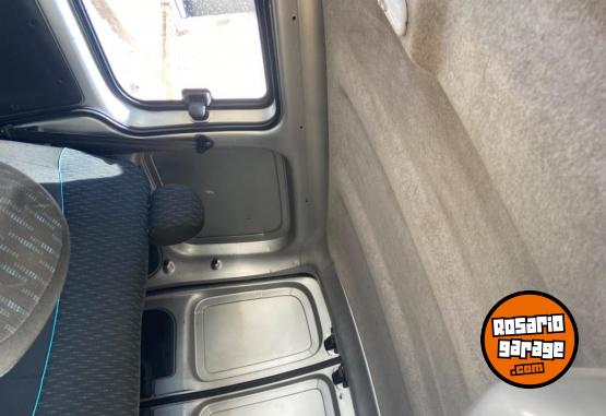 Utilitarios - Renault Kangoo 2015 GNC 176000Km - En Venta