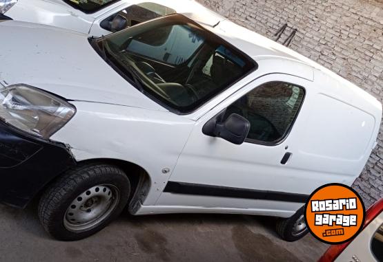 Utilitarios - Peugeot Partner Berlingo kangoo 2013 Nafta 270000Km - En Venta